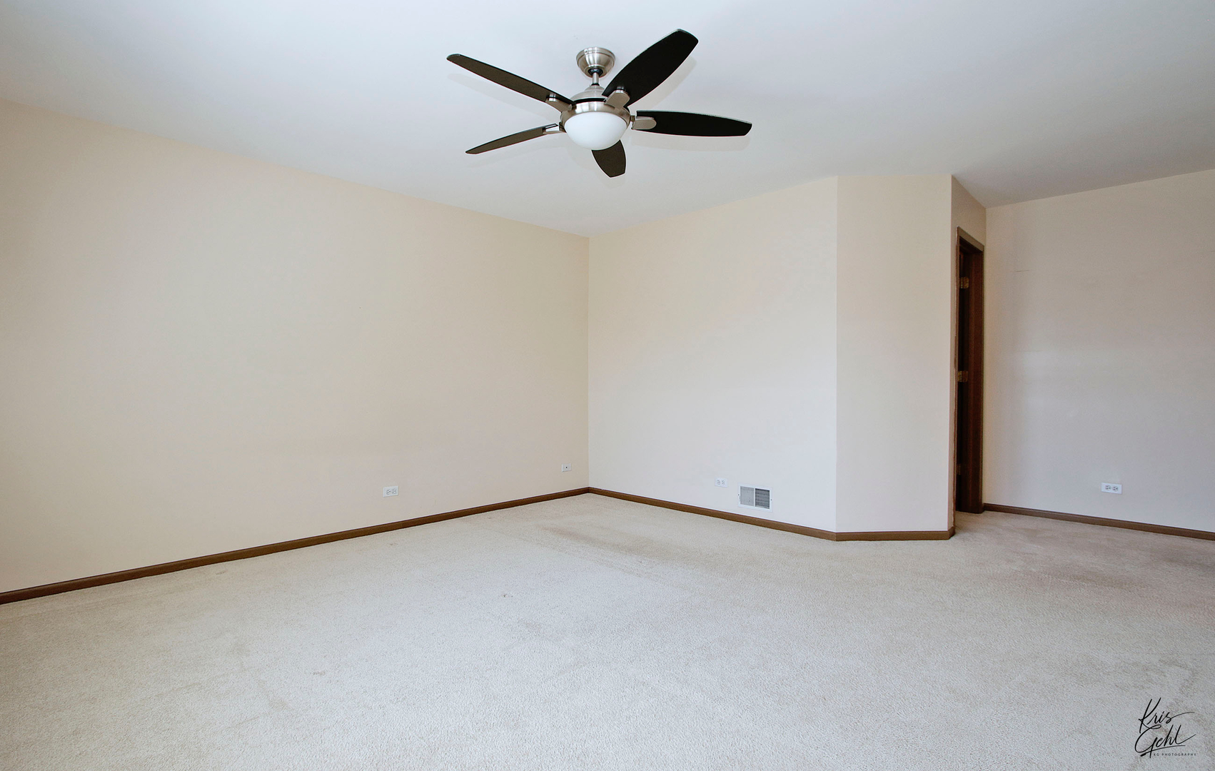 571 Willow Way Lindenhurst, IL 60046 - Photo 9 of 22 a view of an empty room