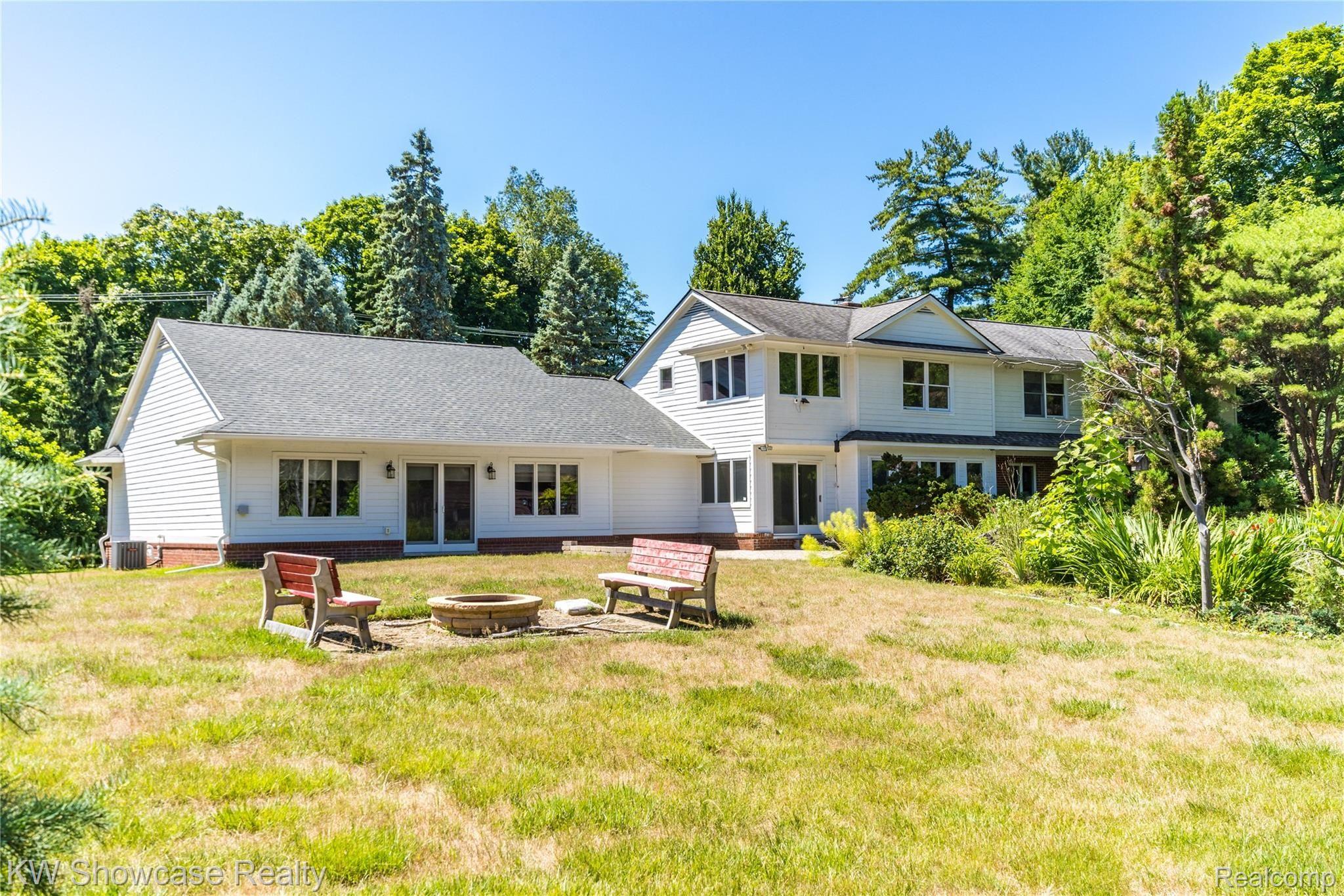 1526 Merry Road Waterford, MI 48328 - Photo 63 of 66 Exteriors (6 of 12).jpg