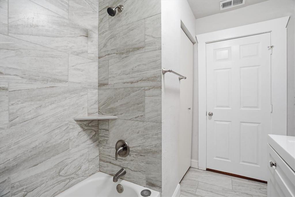 711 Roberts Cut Off Road River Oaks, TX 76114 - Photo 14 of 21 a bathroom with a shower