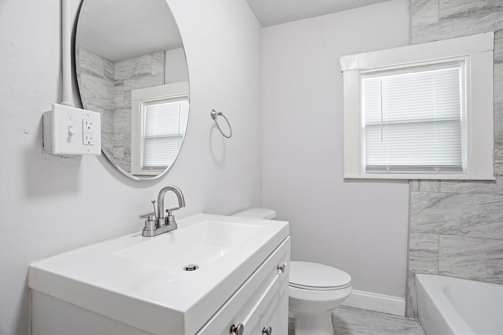 711 Roberts Cut Off Road River Oaks, TX 76114 - Photo 15 of 21 a bathroom with a sink mirror and toilet