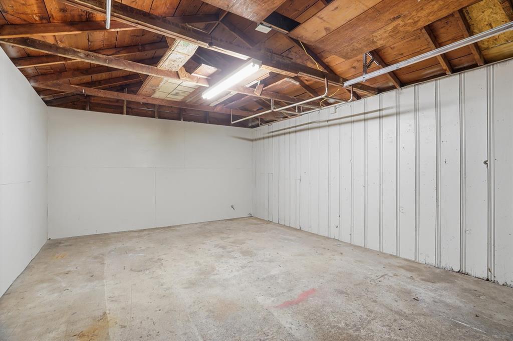 711 Roberts Cut Off Road River Oaks, TX 76114 - Photo 17 of 21 a view of an empty room