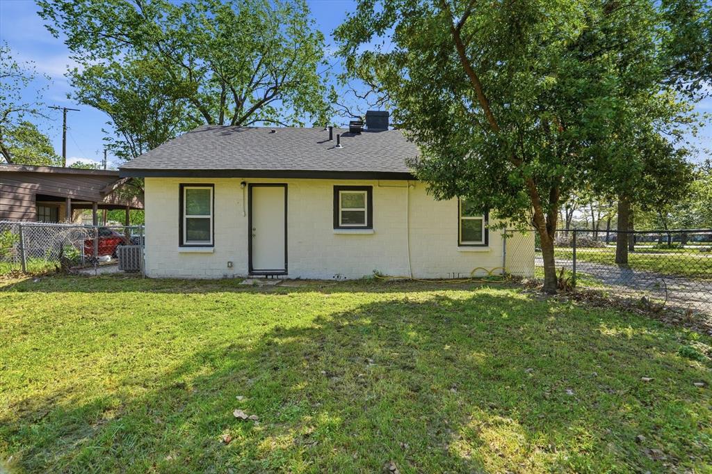 711 Roberts Cut Off Road River Oaks, TX 76114 - Photo 18 of 21 front view of a house with a yard