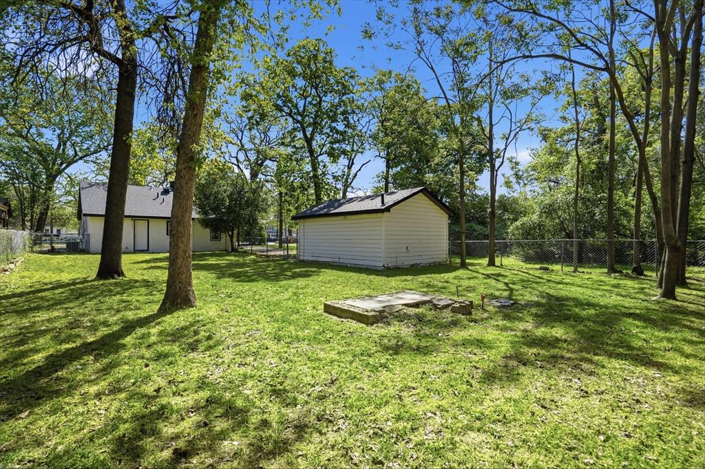 711 Roberts Cut Off Road River Oaks, TX 76114 - Photo 20 of 21 a backyard of a house with lots of green space