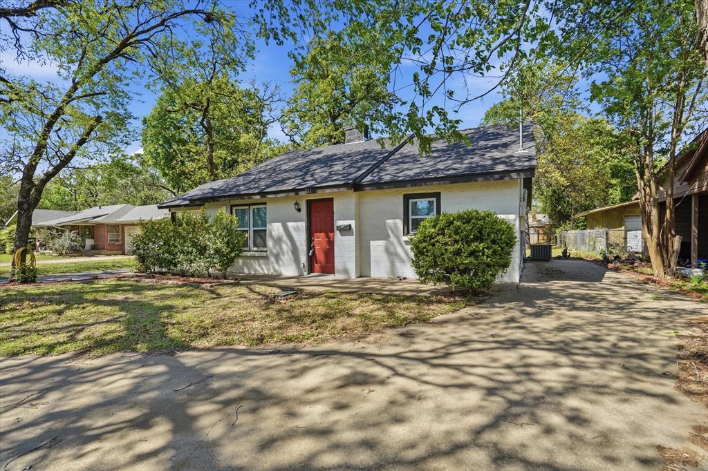 711 Roberts Cut Off Road River Oaks, TX 76114 - Photo 2 of 21 a front view of a house with garden