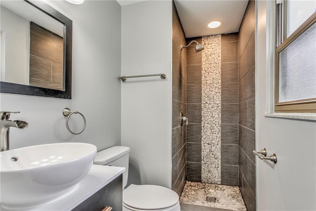 234 Foxcroft Road Pittsburgh, PA 15220 - Photo 13 of 19 Gallery Image 13