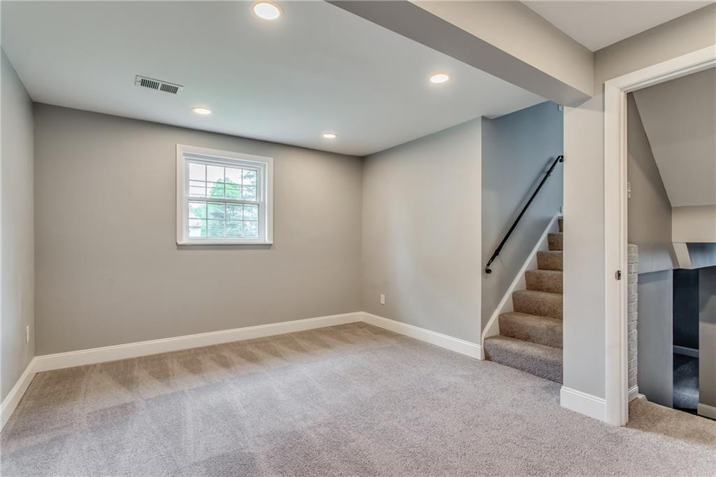 234 Foxcroft Road Pittsburgh, PA 15220 - Photo 15 of 19 Gallery Image 15