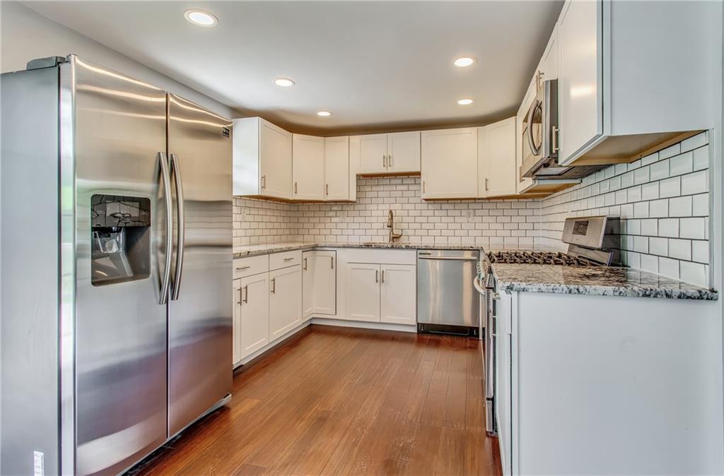 234 Foxcroft Road Pittsburgh, PA 15220 - Photo 6 of 19 Gallery Image 6