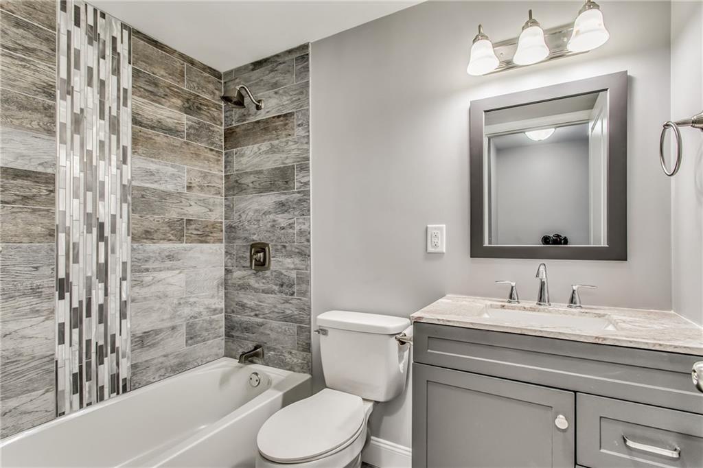 234 Foxcroft Road Pittsburgh, PA 15220 - Photo 10 of 19 Gallery Image 10