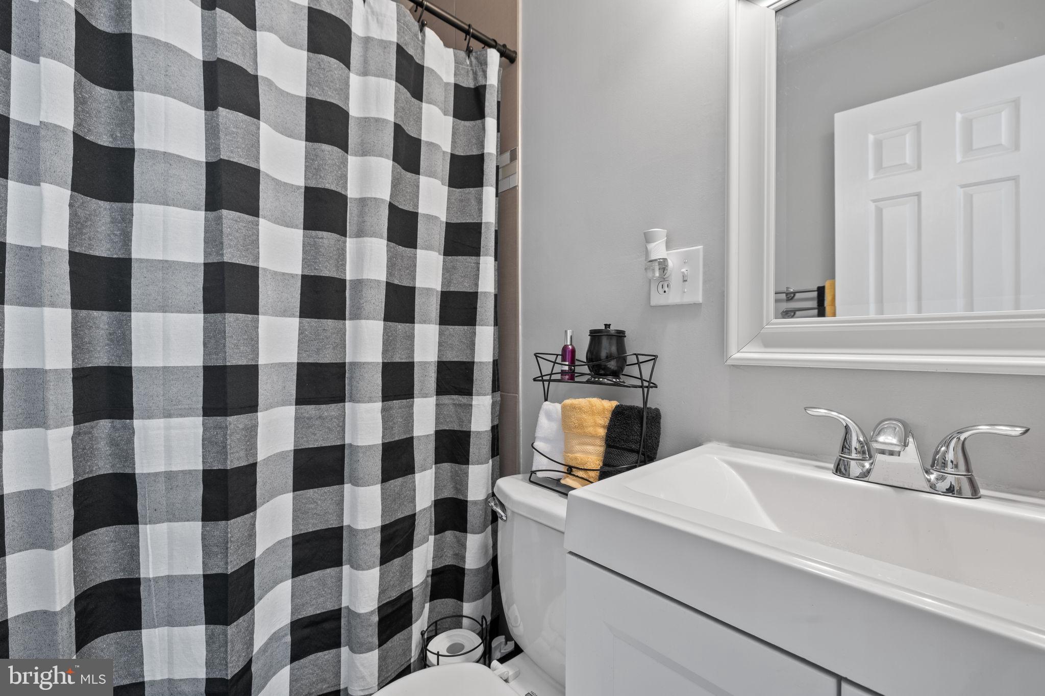 3716 Tavern Way Triangle, VA 22172 - Photo 26 of 32 Full Bathroom - Hallway