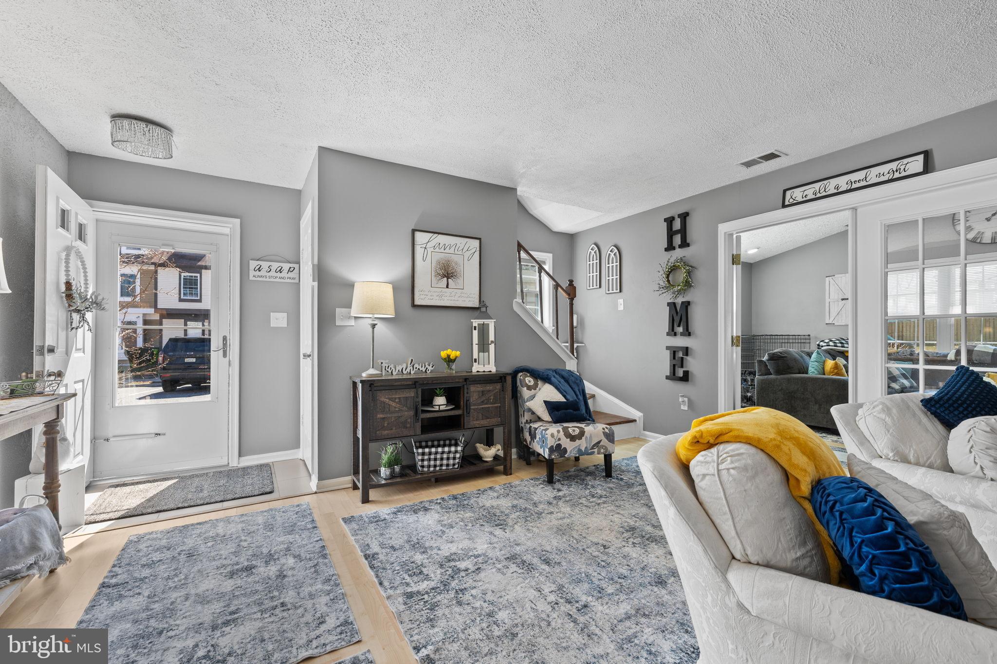 3716 Tavern Way Triangle, VA 22172 - Photo 5 of 32 Inviting entryway