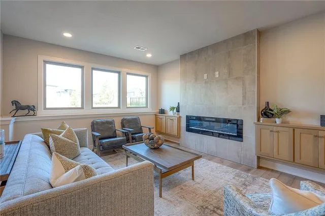 $669,500 | 908 Savannah Lane, Greenwood, MO 64034