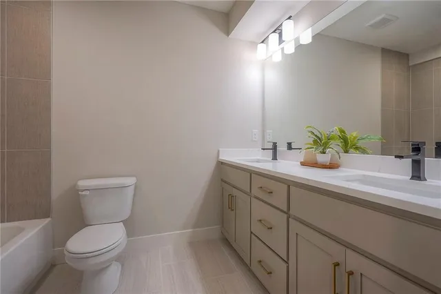 $669,500 | 908 Savannah Lane, Greenwood, MO 64034