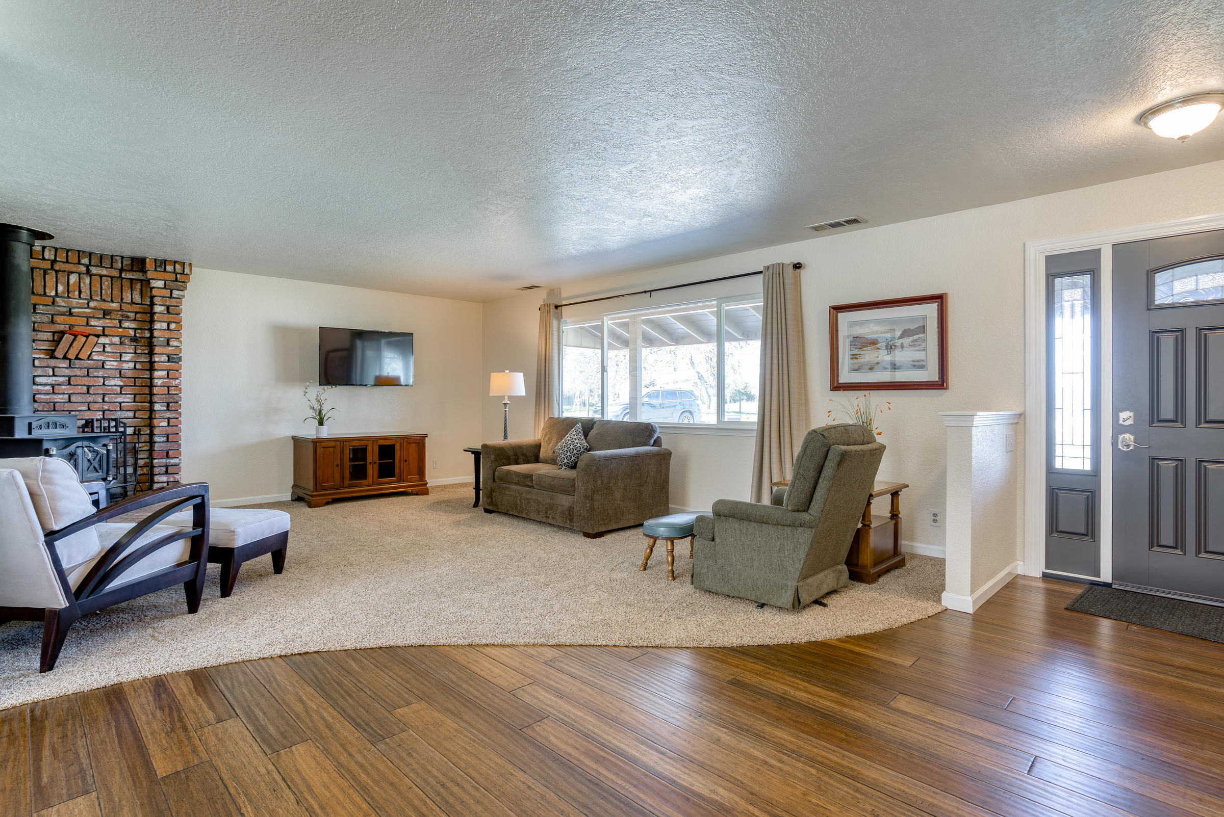 21615 Dersch Road Anderson, CA 96007 - Photo 21 of 40 Large living space