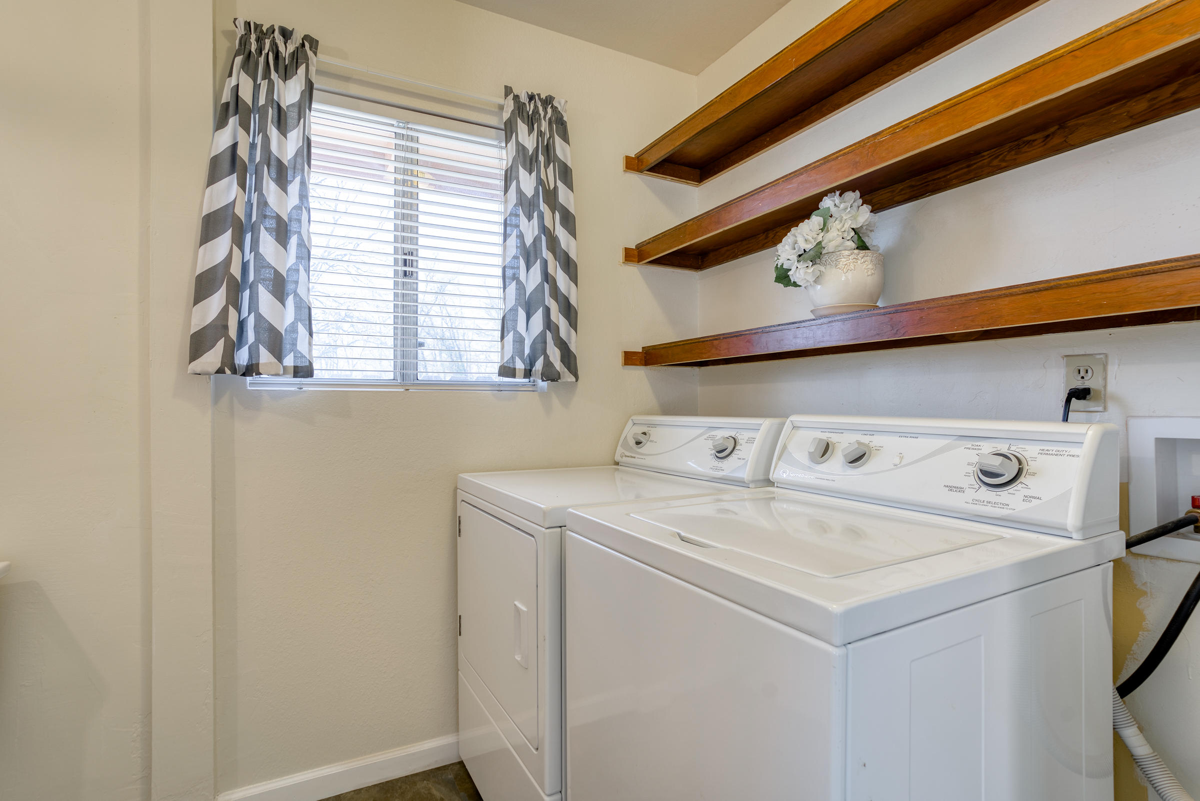 21615 Dersch Road Anderson, CA 96007 - Photo 24 of 40 Laundry Room