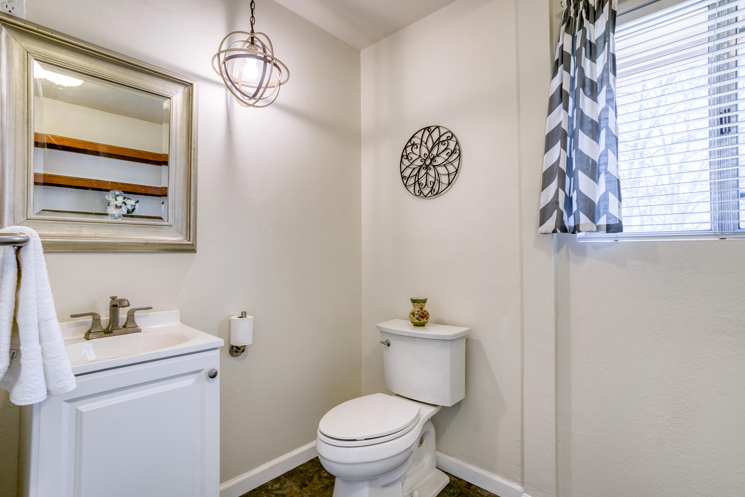 21615 Dersch Road Anderson, CA 96007 - Photo 25 of 40 Half Bath in laundry room