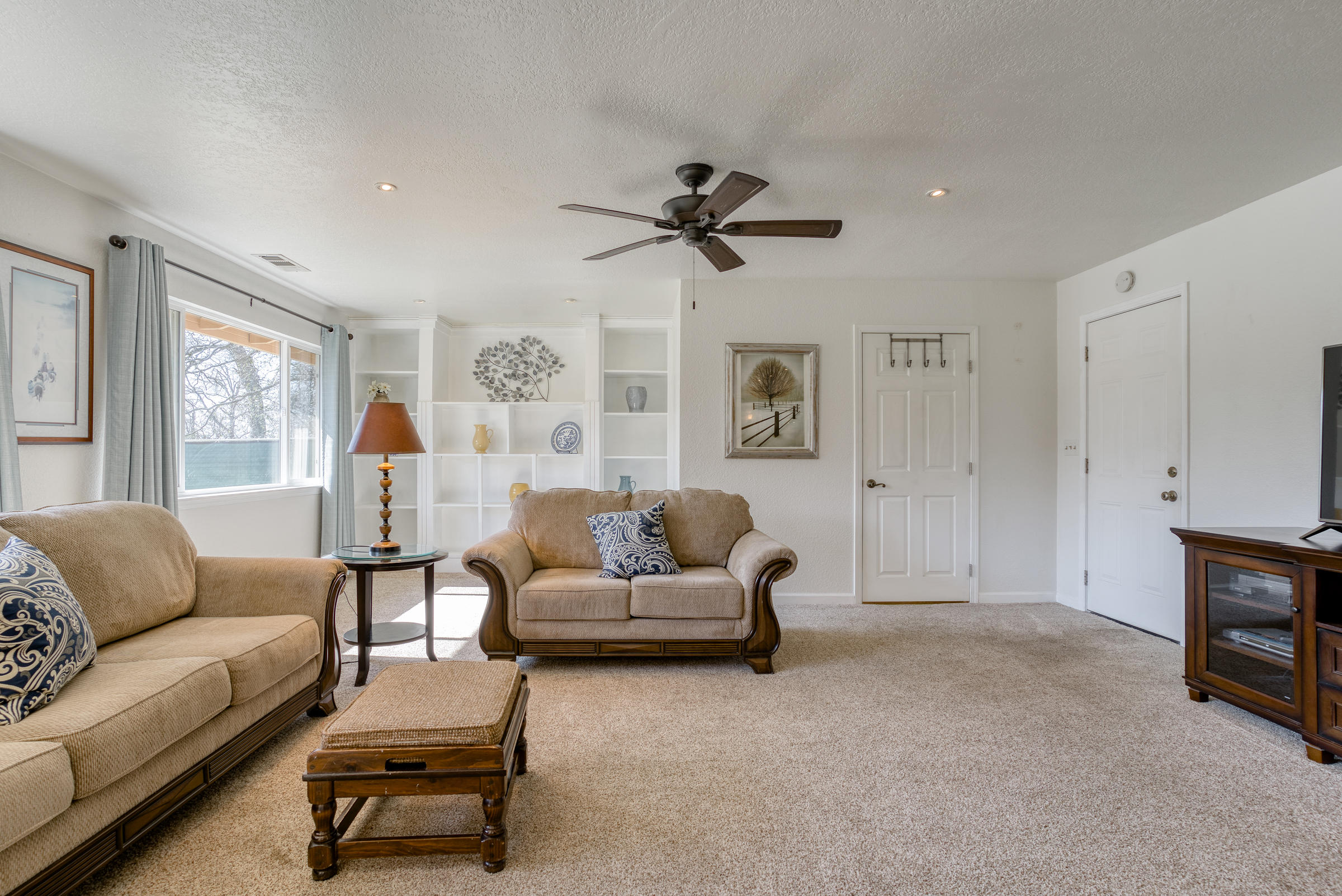 21615 Dersch Road Anderson, CA 96007 - Photo 8 of 40 Built in Shelving