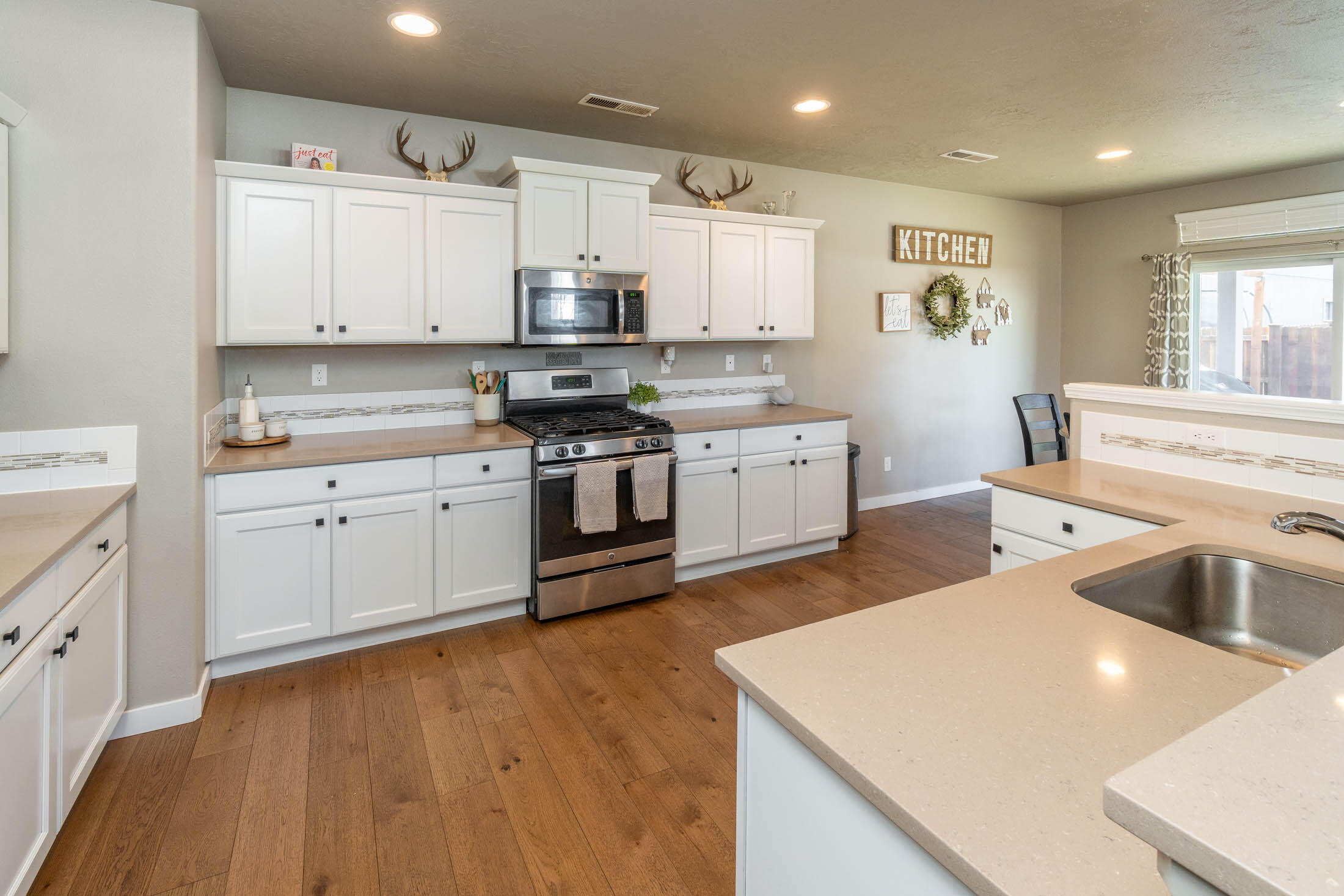 61813 Azalia Place Bend, OR 97702 - Photo 5 of 22 61813 Azalia Place