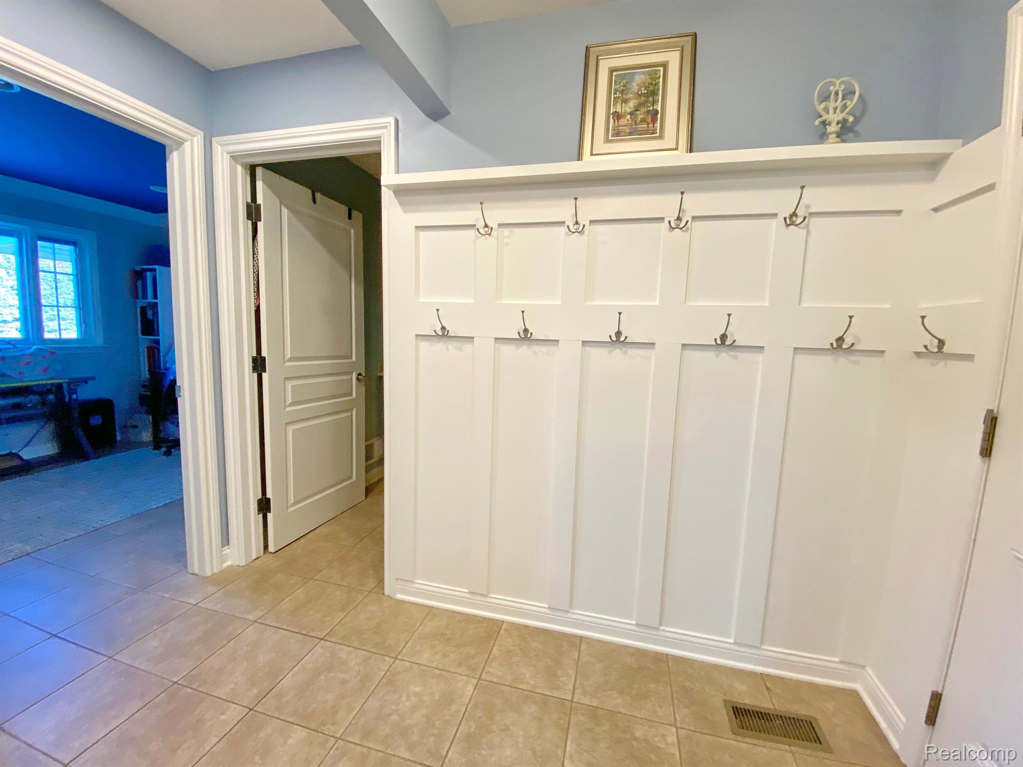 4435 Lily Drive Howell, MI 48843 - Photo 25 of 58 Coat area