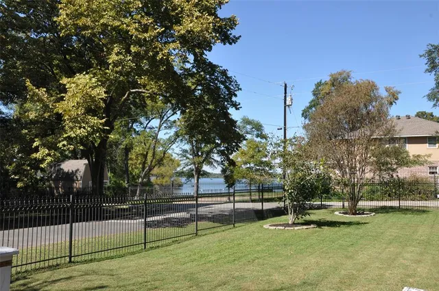 $260,000 | 9939 Shoreline Drive, Wills Point, TX 75169