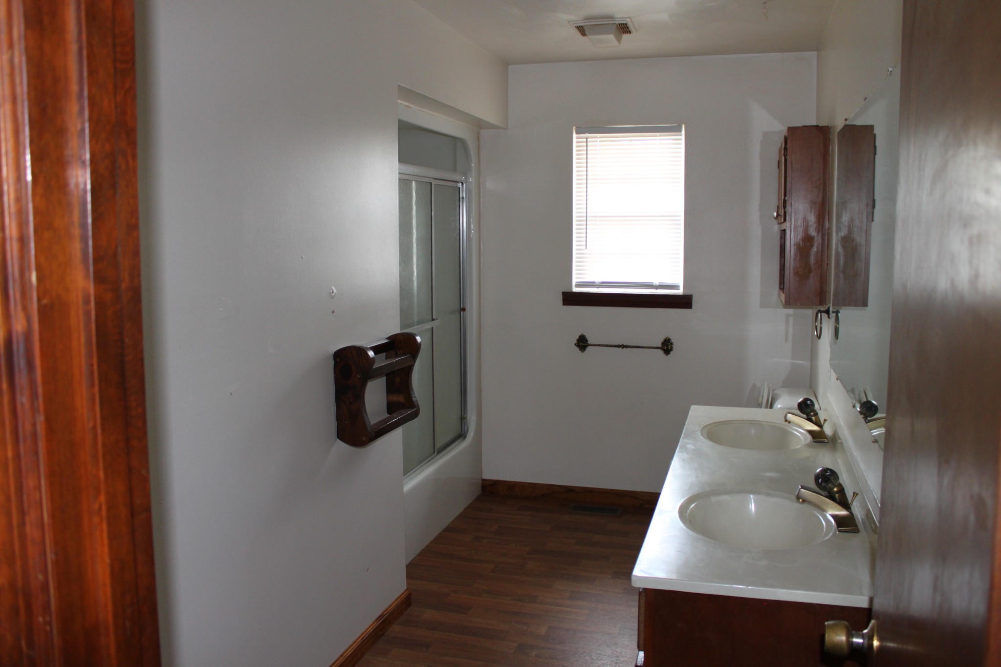 6923 Old Mill Hill Road Dowelltown, TN 37059 - Photo 23 of 43 a bathroom with a tub and a window