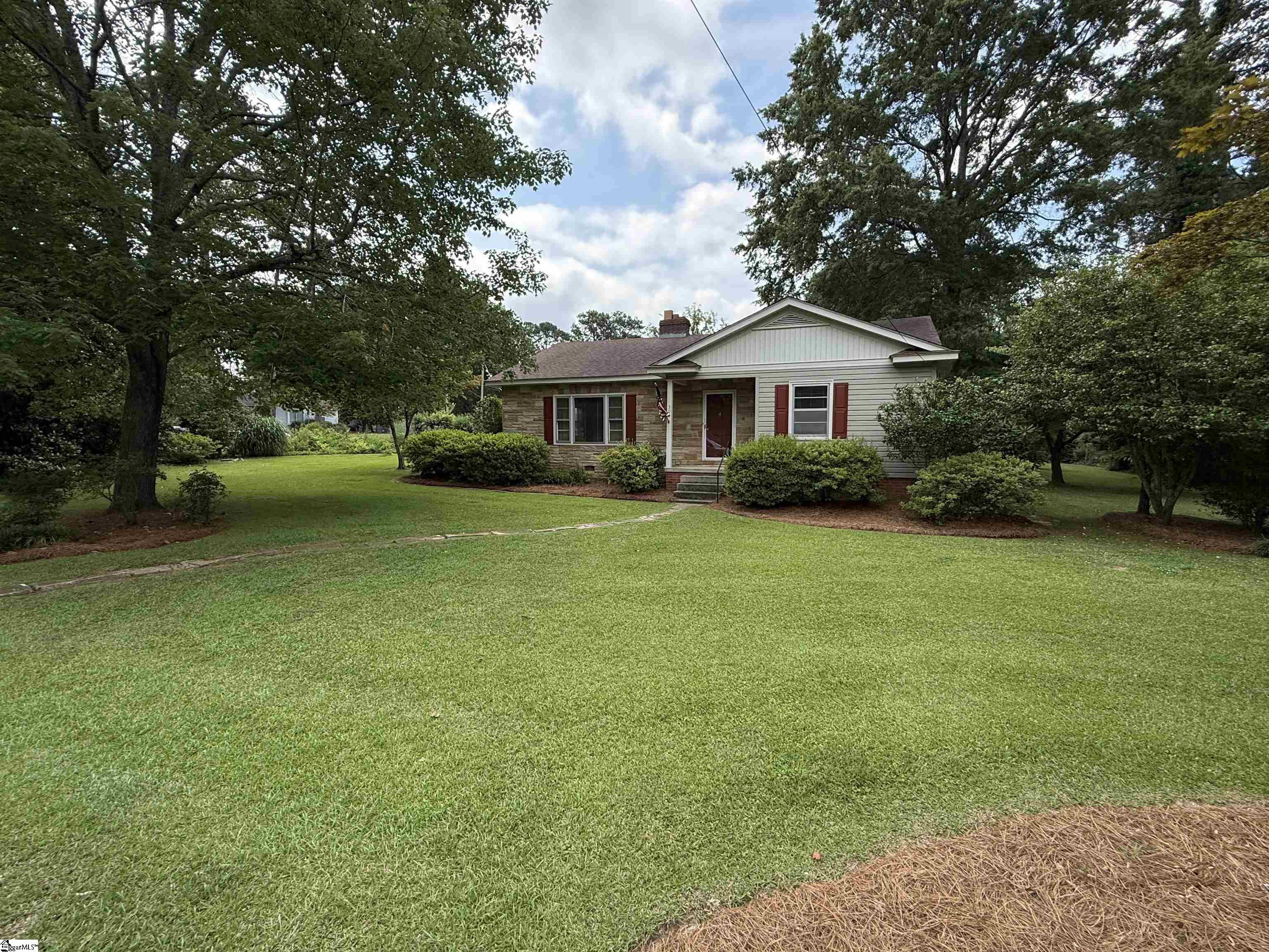 301 Pine Street Clinton, SC 29325 - Photo 1 of 20