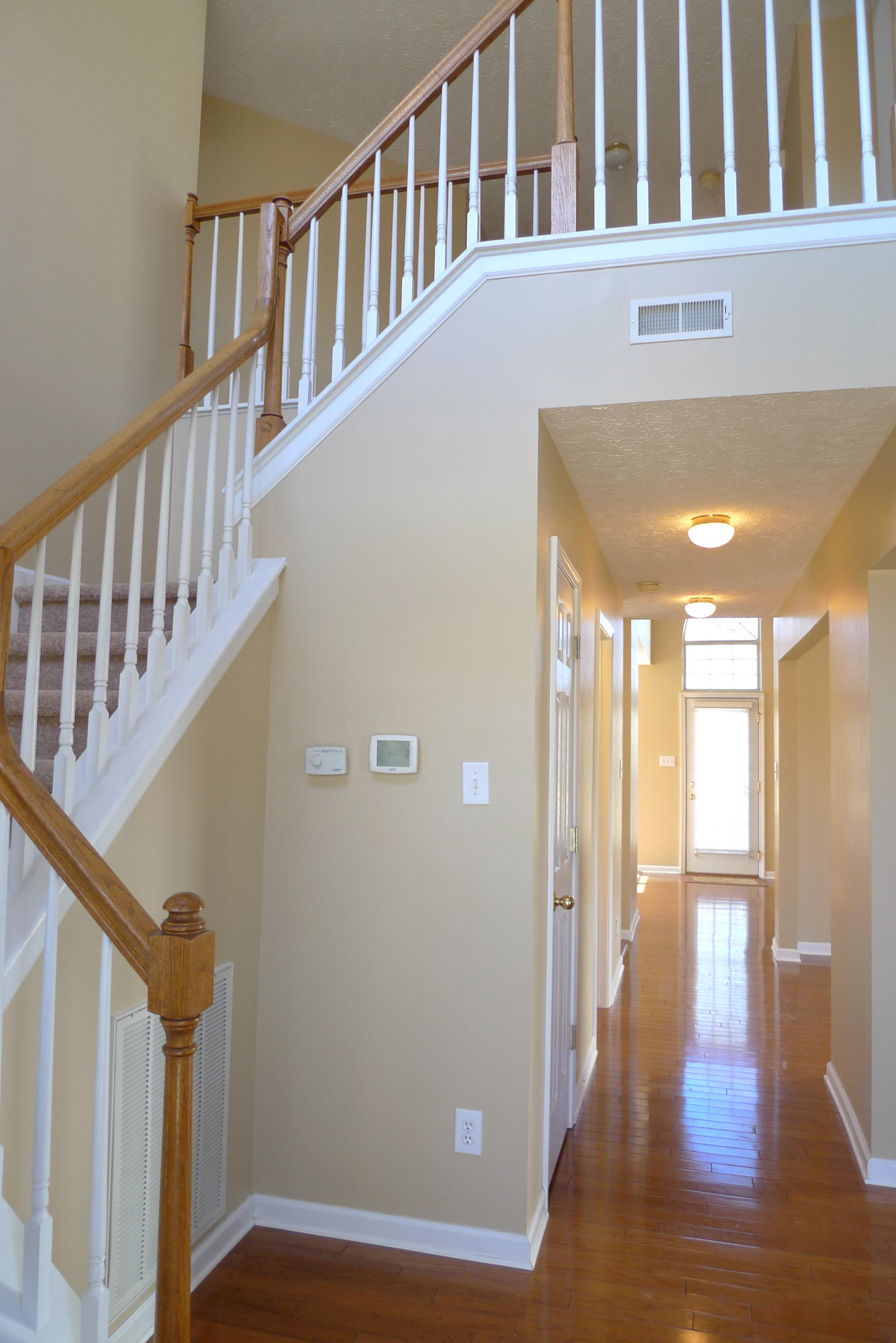1121 Vale View Road Knoxville, TN 37922 - Photo 2 of 34 Foyer with Cathedral Ceiling