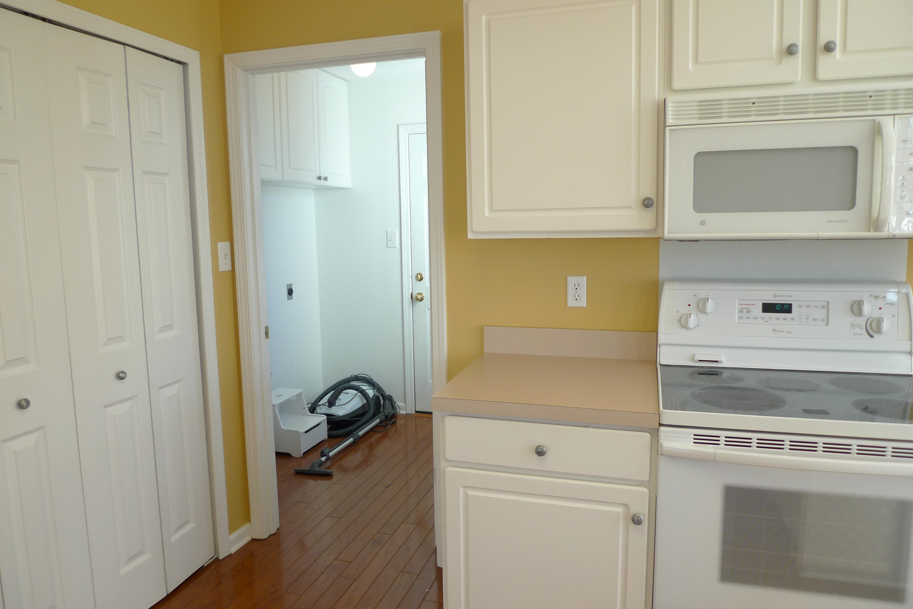 1121 Vale View Road Knoxville, TN 37922 - Photo 11 of 34 Looking to Laundry Room