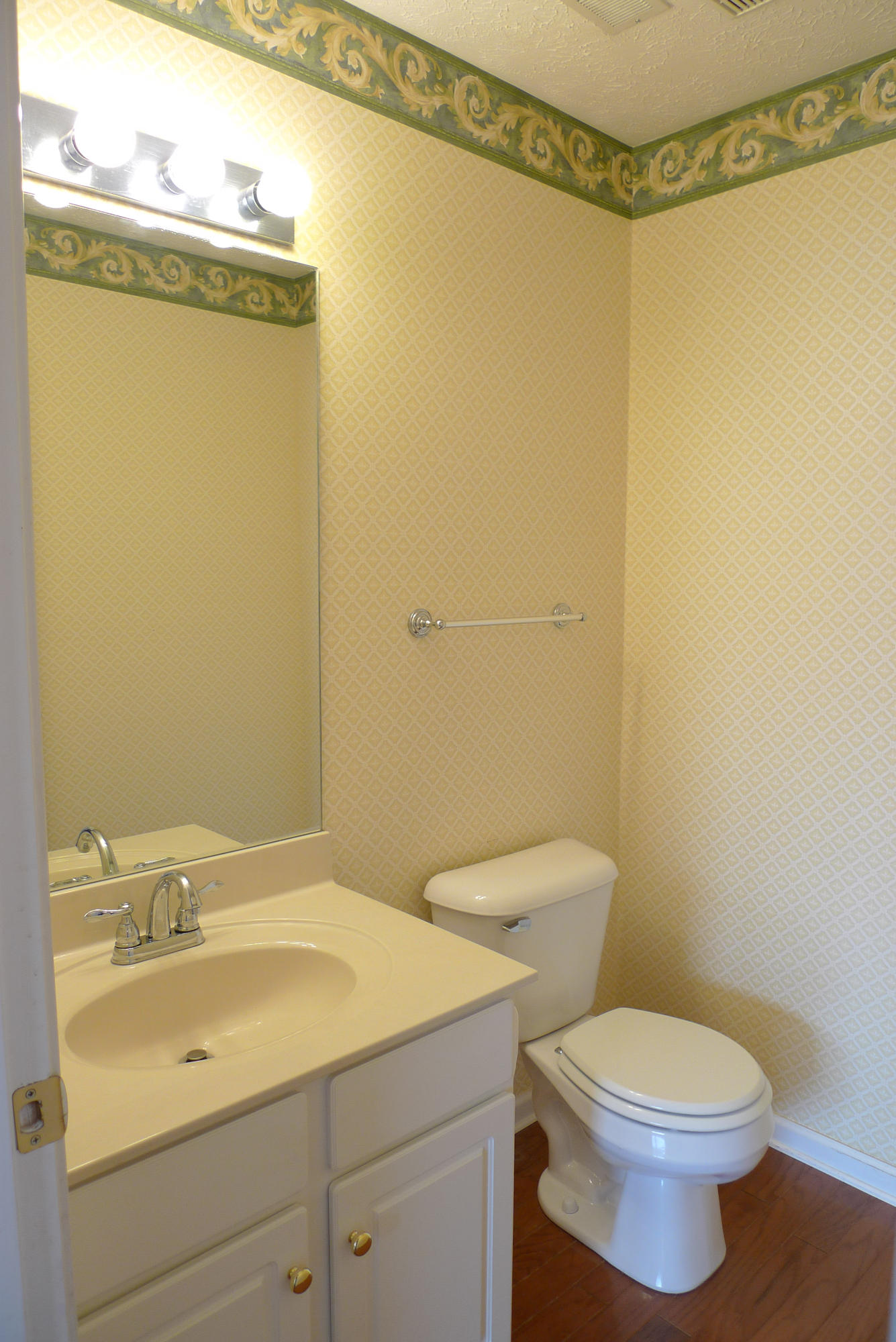 1121 Vale View Road Knoxville, TN 37922 - Photo 14 of 34 Main Level Powder Room