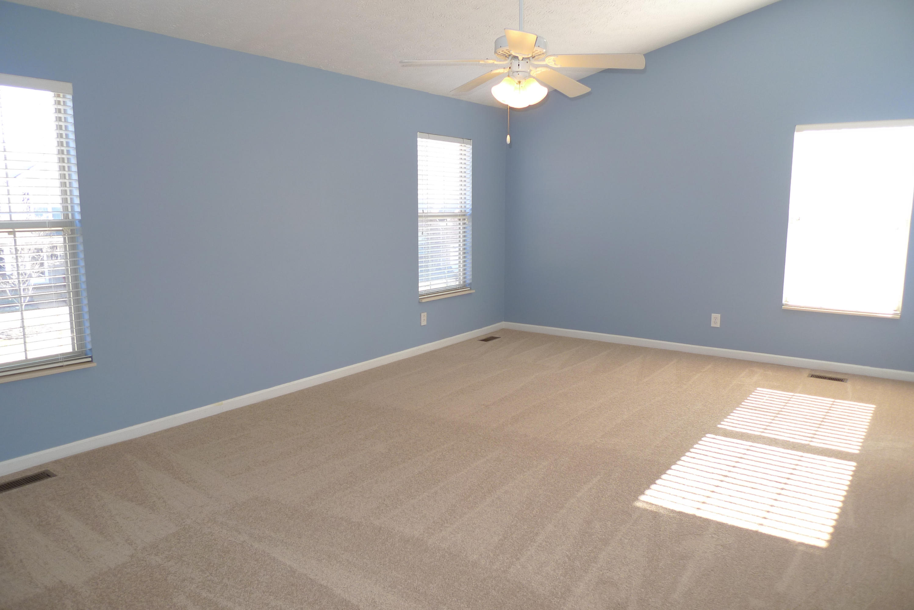 1121 Vale View Road Knoxville, TN 37922 - Photo 19 of 34 Master Bedroom - 20.4'x14.4'