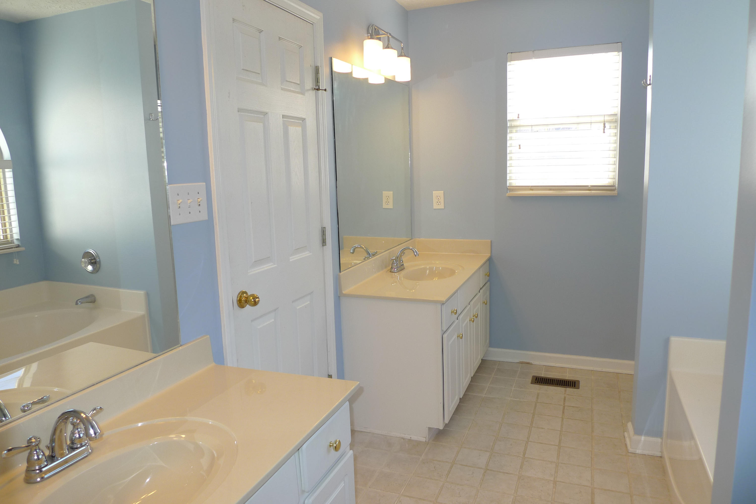 1121 Vale View Road Knoxville, TN 37922 - Photo 20 of 34 Master Bath