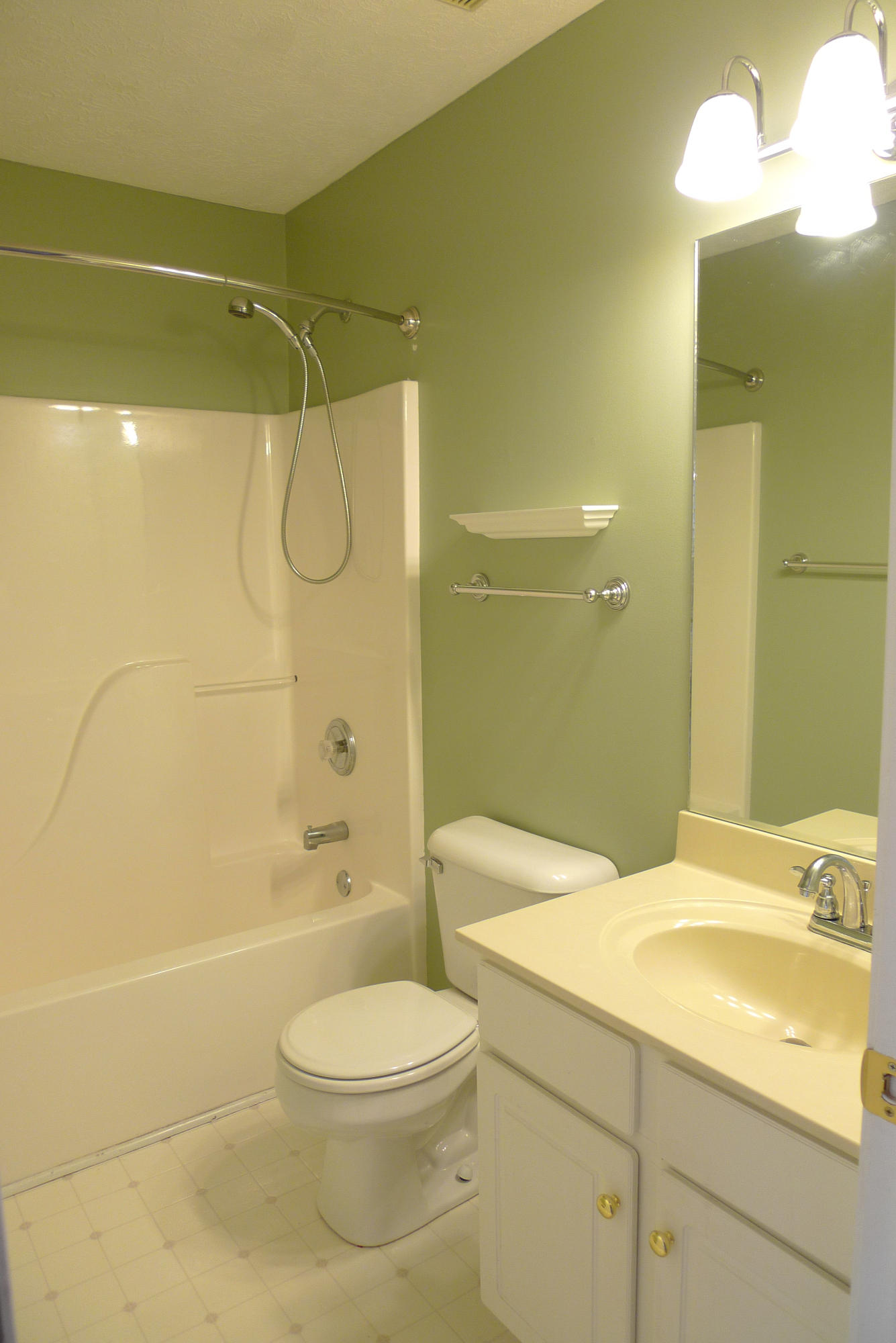 1121 Vale View Road Knoxville, TN 37922 - Photo 28 of 34 2nd Level Hall Bath