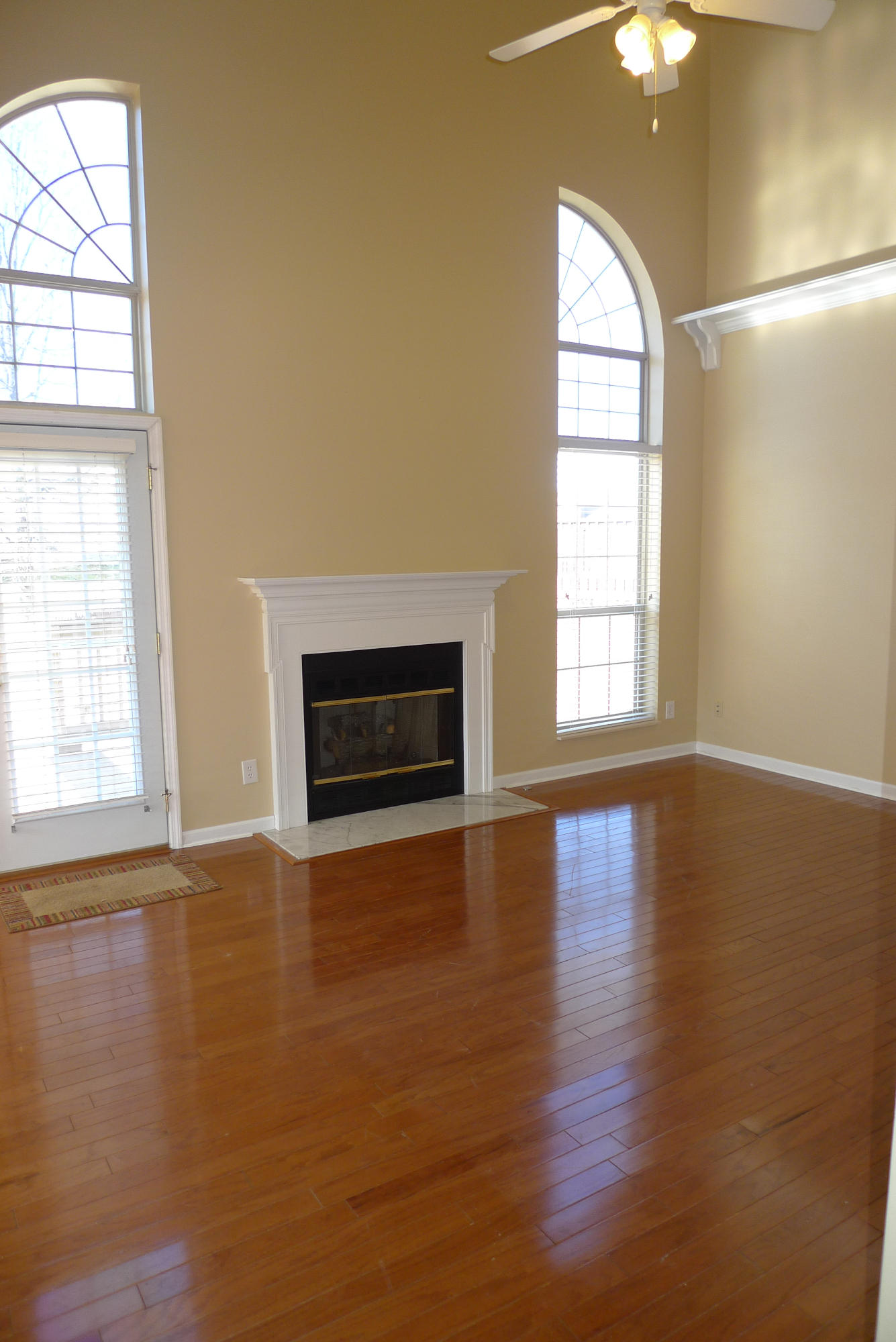 1121 Vale View Road Knoxville, TN 37922 - Photo 6 of 34 Family Room with Cathedral Ceiling