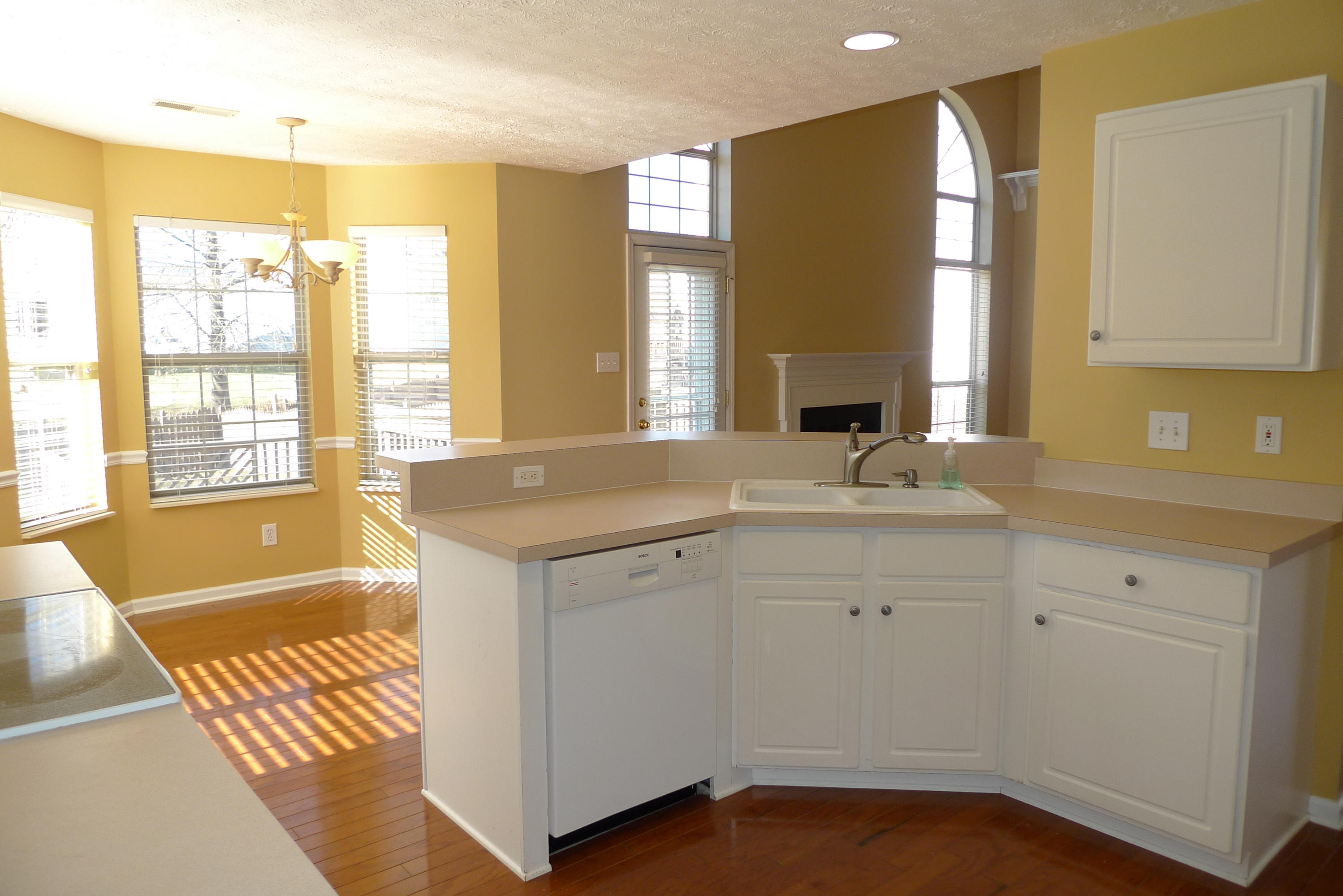 1121 Vale View Road Knoxville, TN 37922 - Photo 8 of 34 Kitchen & Breakfast Room