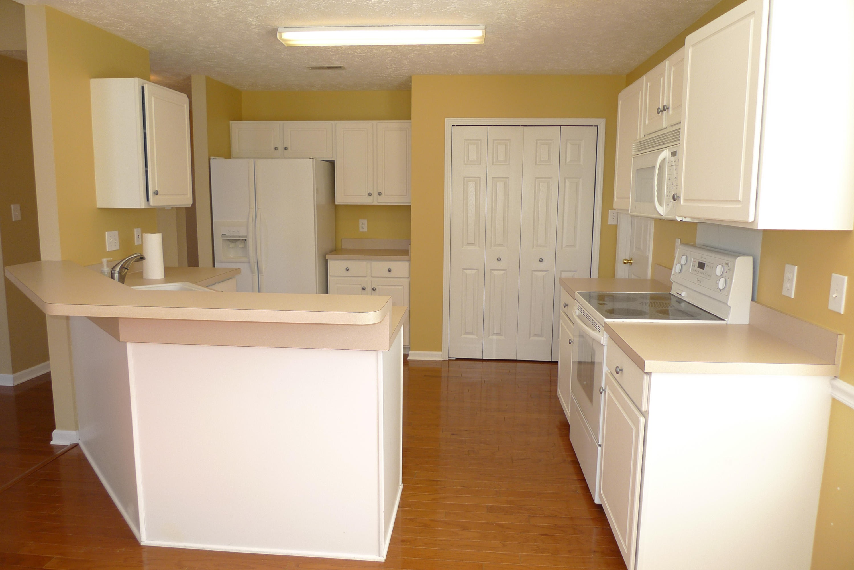 1121 Vale View Road Knoxville, TN 37922 - Photo 9 of 34 Breakfast Room Looking to Kitchen
