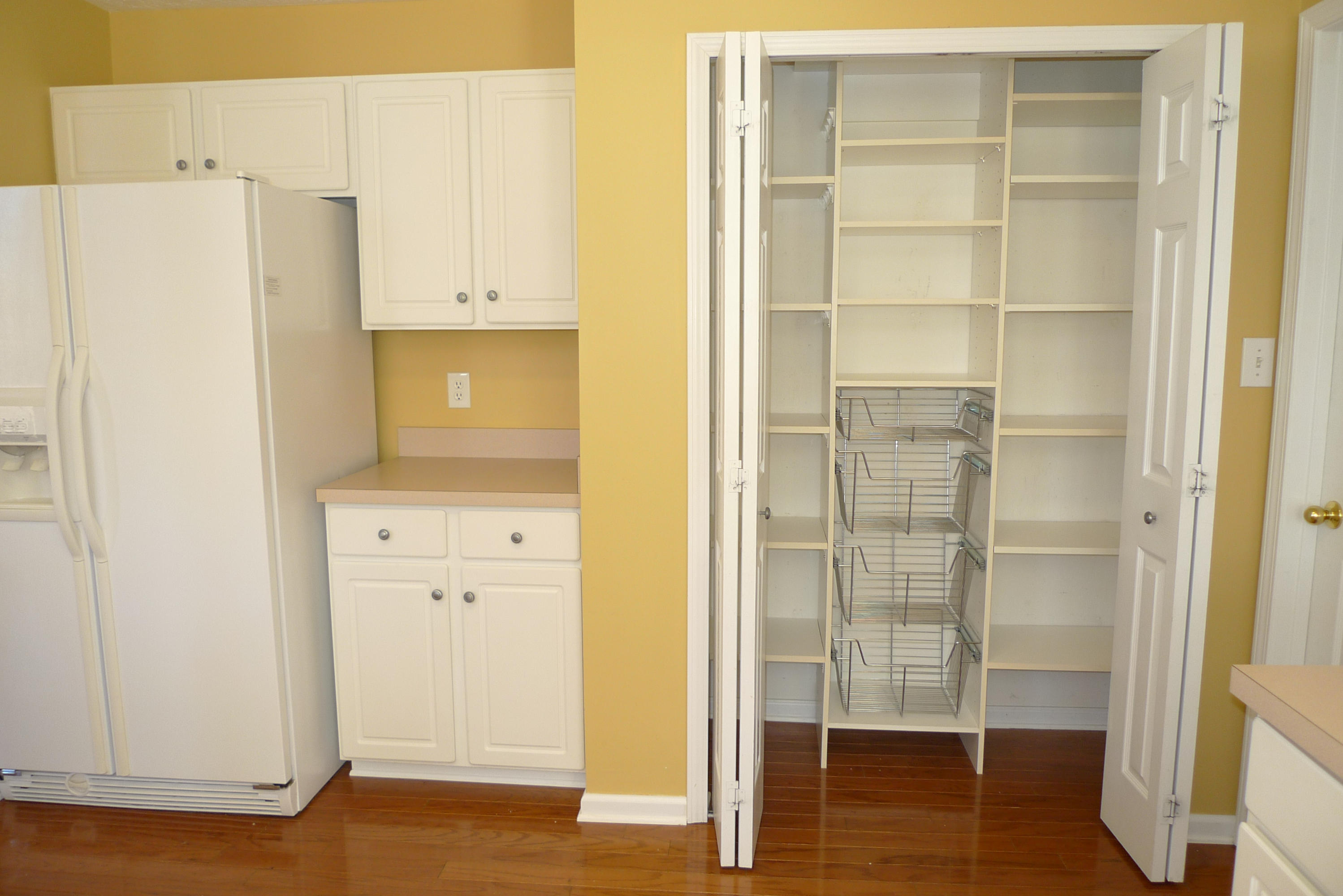 1121 Vale View Road Knoxville, TN 37922 - Photo 10 of 34 Pantry. Refrigerator Stays.