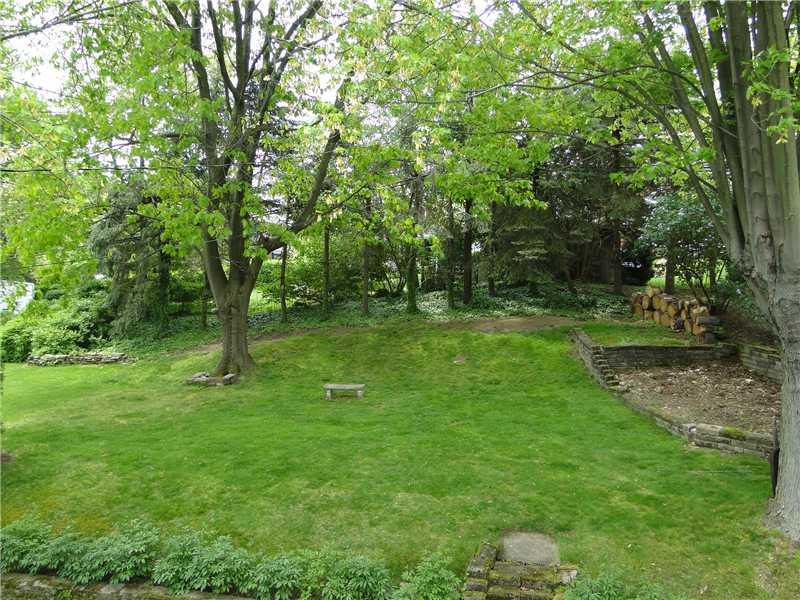 522 Kelso Road Mt. Lebanon, PA 15243 - Photo 3 of 25 Yard/Garden.