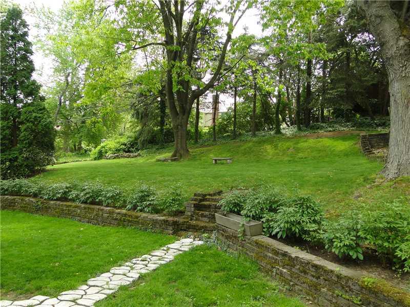 522 Kelso Road Mt. Lebanon, PA 15243 - Photo 4 of 25 Yard/Garden.