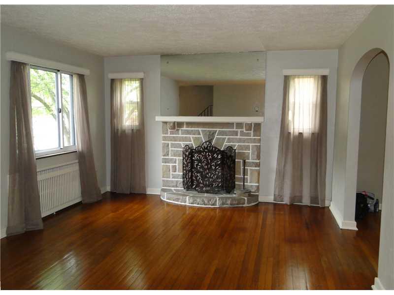 522 Kelso Road Mt. Lebanon, PA 15243 - Photo 6 of 25 Living Room.
