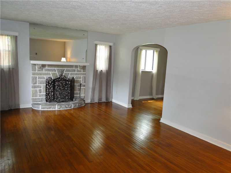 522 Kelso Road Mt. Lebanon, PA 15243 - Photo 7 of 25 Living Room.