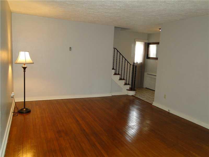 522 Kelso Road Mt. Lebanon, PA 15243 - Photo 8 of 25 Living Room.