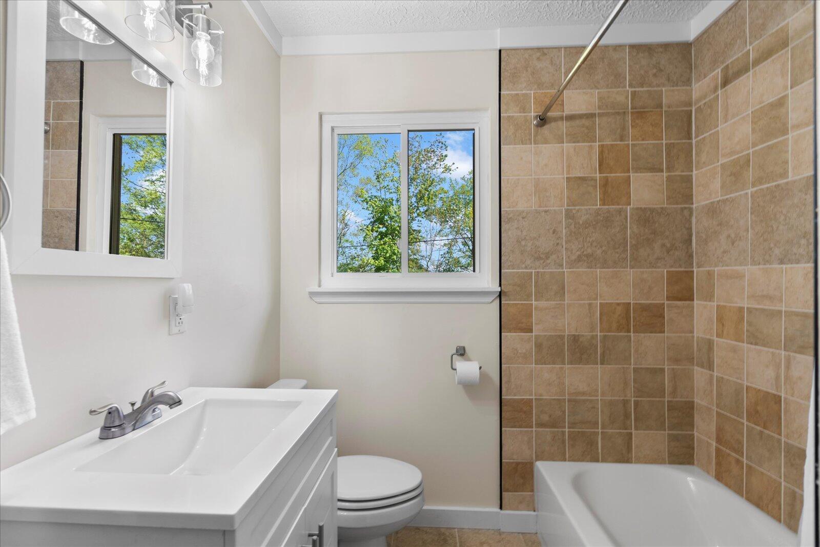 1249 Northern Hills Road Hixson, TN 37343 - Photo 21 of 44 2nd Bathroom w/ Tub/Shower Combo