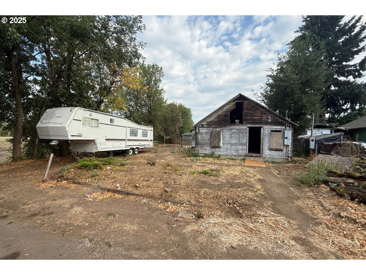 a house view with a backyard space