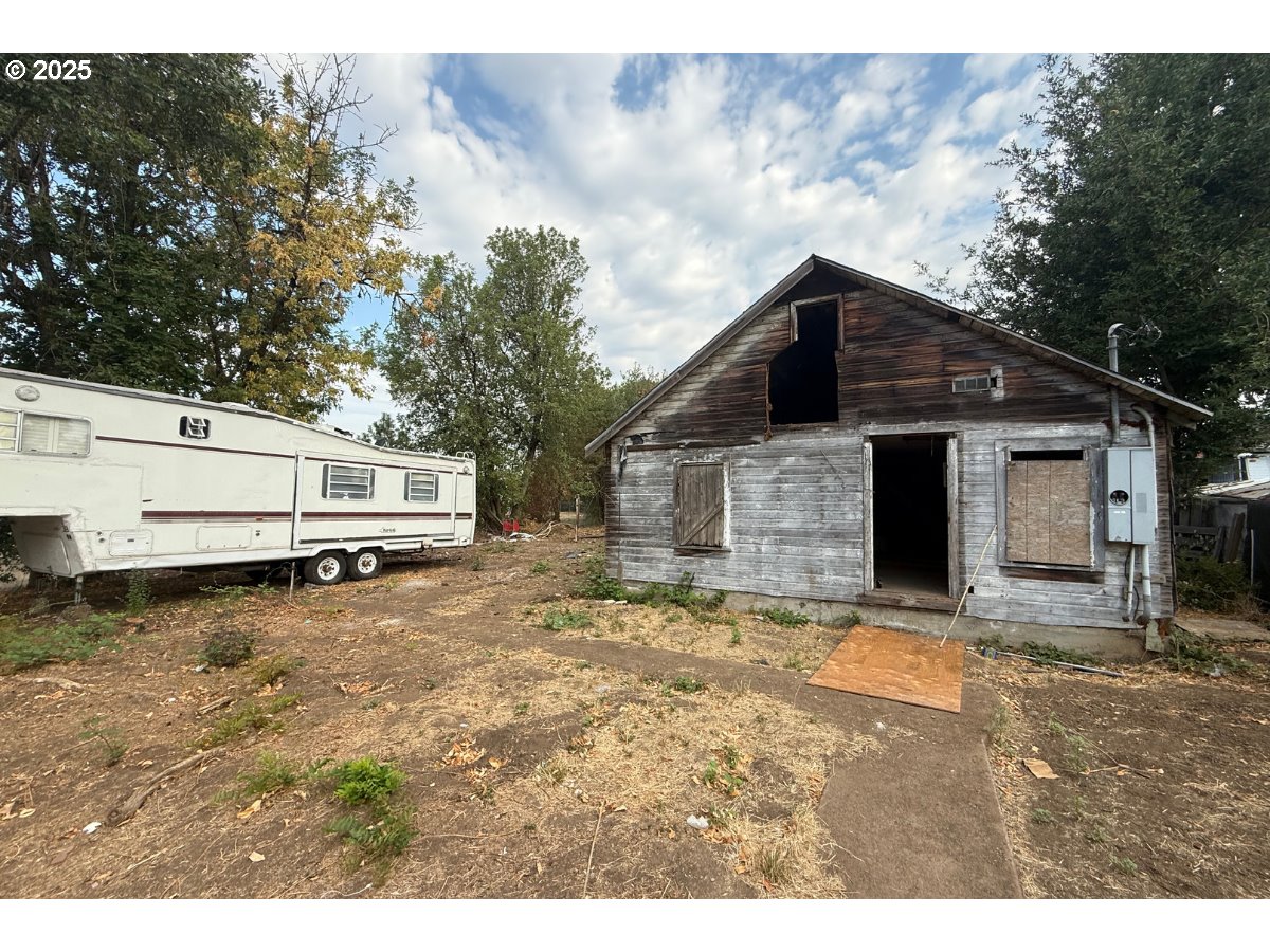 2799 Bell Avenue Eugene, OR 97402 - Photo 2 of 9 a house view with a backyard space