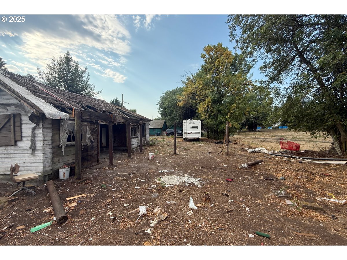 2799 Bell Avenue Eugene, OR 97402 - Photo 4 of 9 a backyard of a house with table and chairs