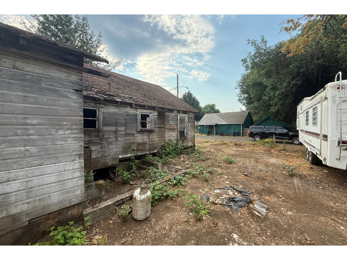 2799 Bell Avenue Eugene, OR 97402 - Photo 6 of 9 a backyard of a house with barbeque oven