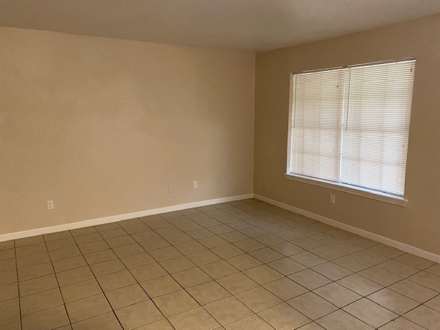 3206 Lobit Drive, Unit 42 Dickinson, TX 77539 - Photo 4 of 19 an empty room with windows