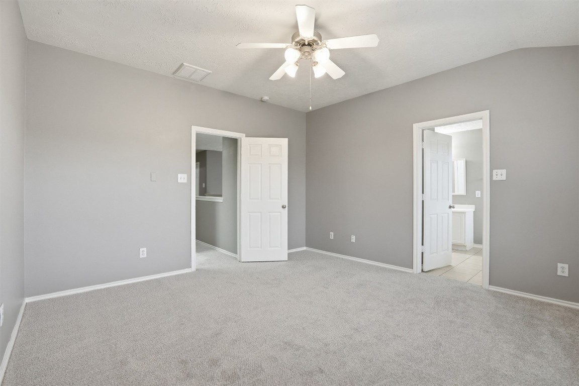 13084 Peppergate Lane Houston, TX 77044 - Photo 5 of 10 an empty room with fan and a ceiling fan