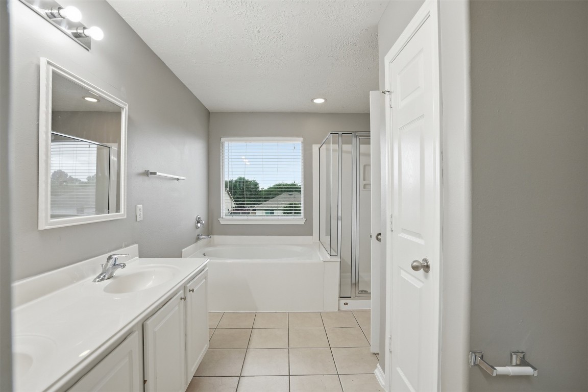 13084 Peppergate Lane Houston, TX 77044 - Photo 6 of 10 a bathroom with a sink a toilet and tub
