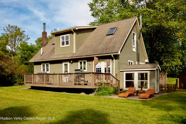 a view of a house with backyard and porch