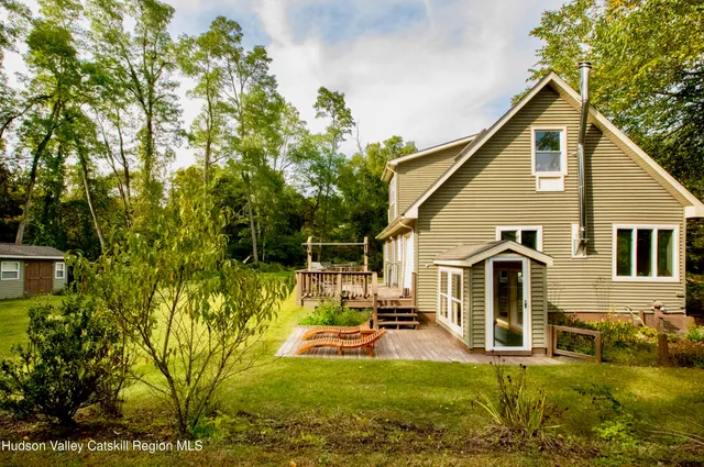 a view of a house with backyard and garden
